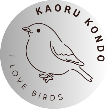 灰色の円の中央に鳥の絵が描かれたロゴマーク